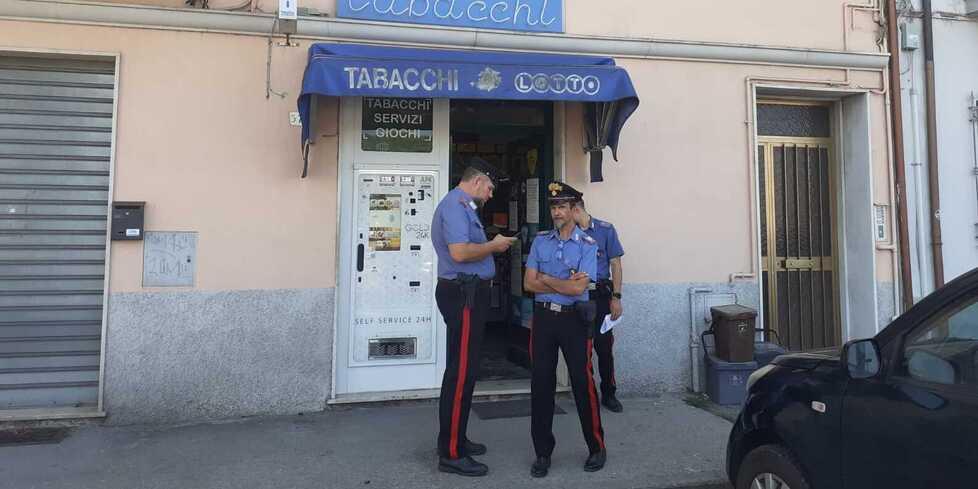 Viareggio, minaccia e rapina il tabaccaio con un bastone e fugge col bottino