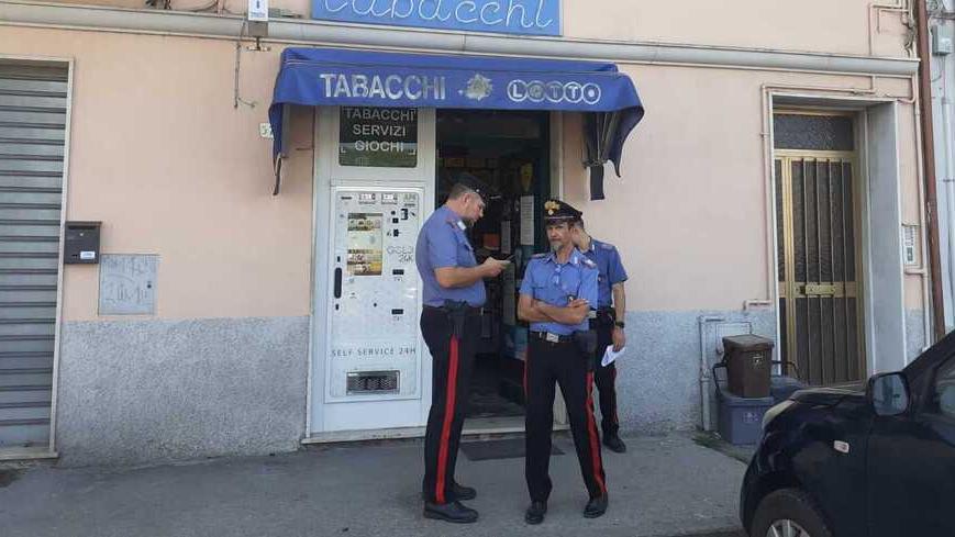 Viareggio, minaccia e rapina il tabaccaio con un bastone e fugge col bottino
