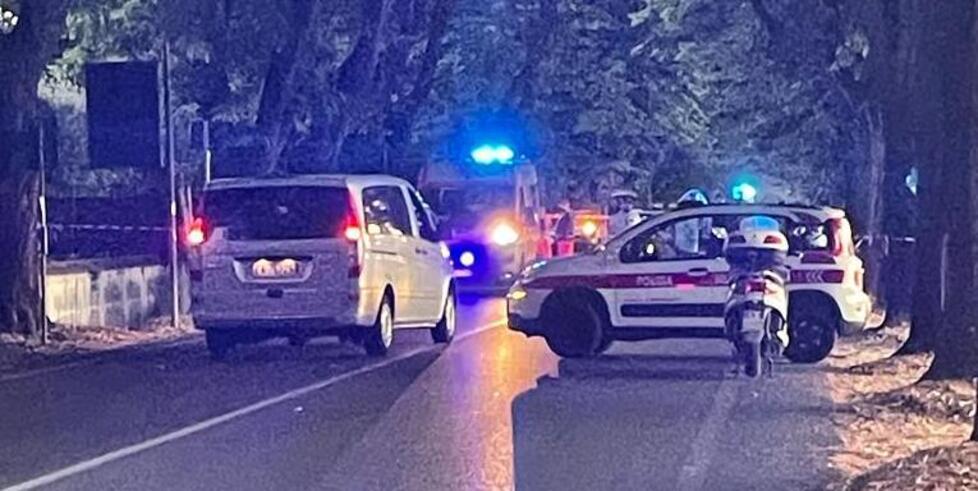 Pietrasanta, muore in moto a 58 anni: contro un albero per evitare un ragazzino 