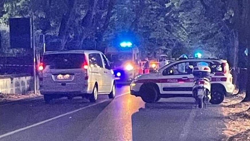 Pietrasanta, muore in moto a 58 anni: contro un albero per evitare un ragazzino