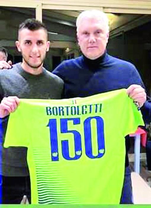 
	Daniele Bortoletti Festeggiato per le sue 150 presenze nel Seravezza

