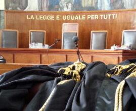Massa, frasi hard a una studentessa: il prof finisce nei guai 