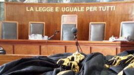Massa, frasi hard a una studentessa: il prof finisce nei guai