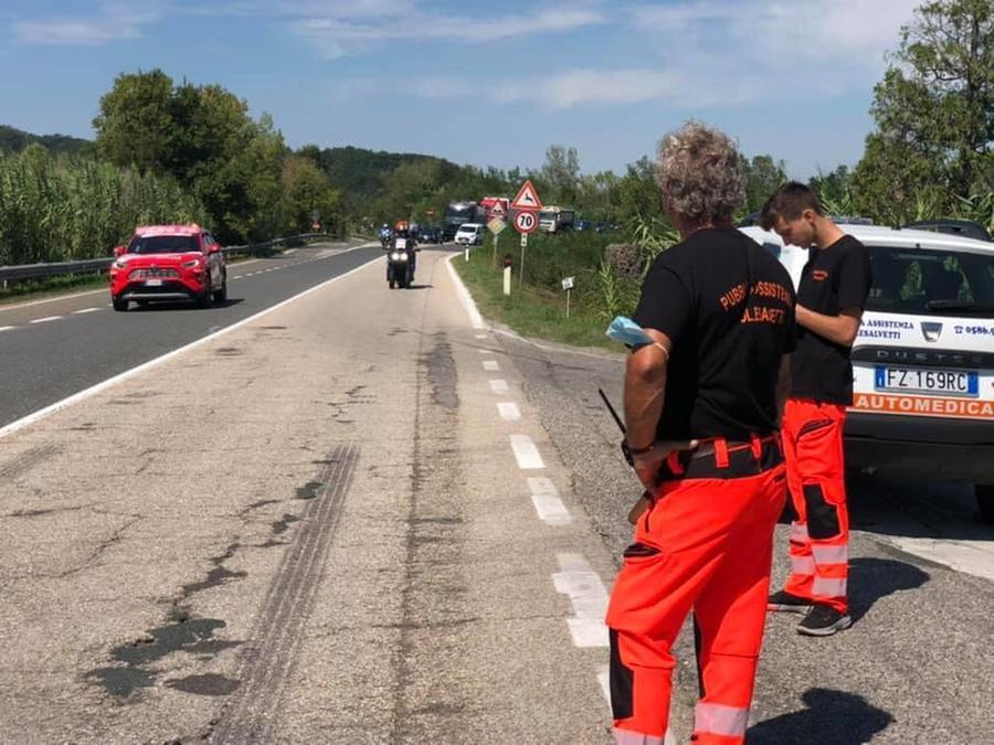 Schianto fra due auto, quattro feriti gravi: coinvolto un ciclista sbalzato in un campo