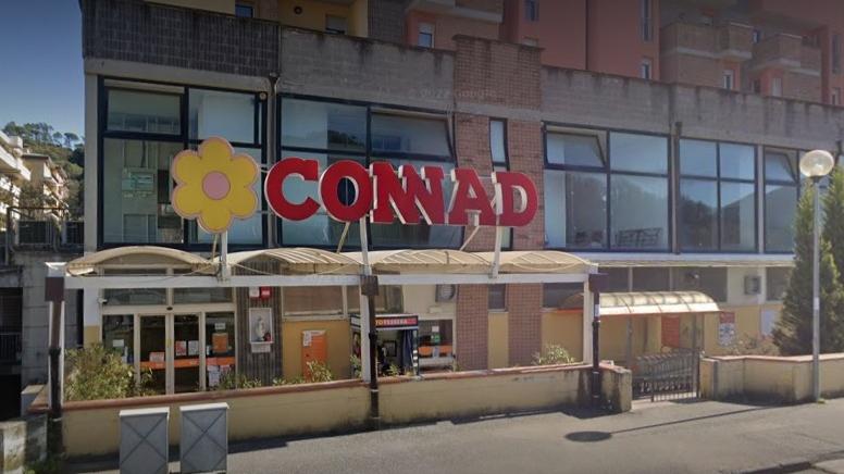 Rapina al Conad di Aulla: cassiere mette in fuga il bandito