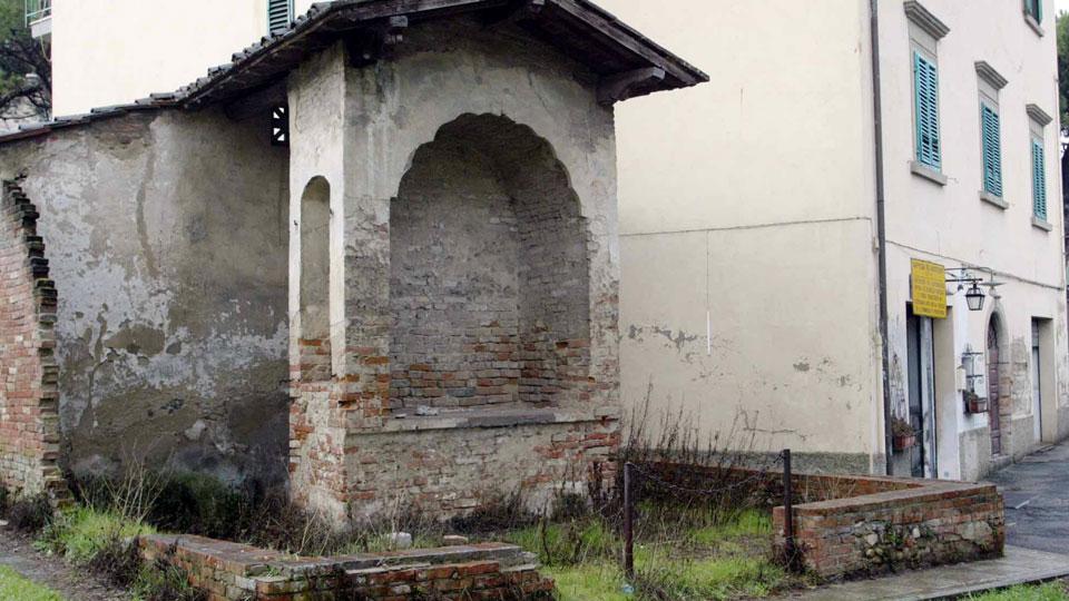 l’antica cappella da restaurare in piazza dei Macelli, dove in origine era custodito l’affresco di Benozzo Gozzoli Tabernacolo dei Giustiziati