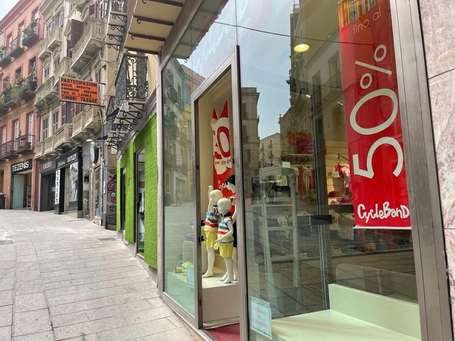 Sabato 2 luglio, così come in quasi tutte le regioni d'Italia, partiranno anche nell'Isola i saldi estivi. Si andrà avanti fino al 30 agosto. Secondo Confcommercio Sud Sardegna il giro d'affari nel sud dell'Isola si aggira intorno ai 22,2 milioni di euro. Lo shopping interesserà 238mila sardi, 155mila famiglie. Mediamente un nucleo familiare (composto da 2,3 persone) spenderà 143 euro. Ogni sardo invece 64 euro. "I dati sono simili allo scorso anno, ci aspettiamo consumi in leggera crescita rispetto alla 2021 determinati anche dalla presenza maggiore di turisti nell'Isola - spiega il direttore di Confcommercio Sud Sardegna Giuseppe Scura - i saldi rappresentano ancora una boccata d'ossigeno per il comparto del commercio. Non dobbiamo dimenticare l'acquisto nei negozi di prossimità, rappresenta il vero sostegno ai nostri centri urbani in termini di sostenibilità economica, ambientale e sociale".
ANSA/Stefano Ambu