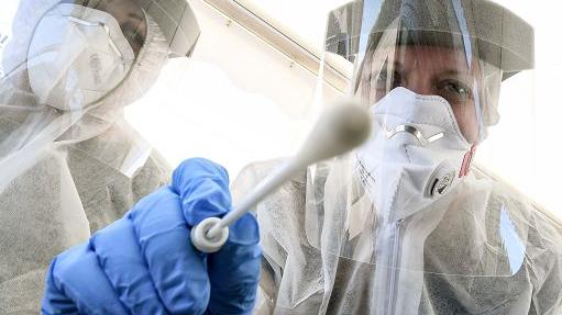 Foto IPP/picture alliance
berlino 23/04/2020
Emergenza coronavirus - test tampone covid 19 
nella foto: Operatori sanitari effettuano test tamponi 
WARNING AVAILABLE ONLY FOR ITALIAN MARKET