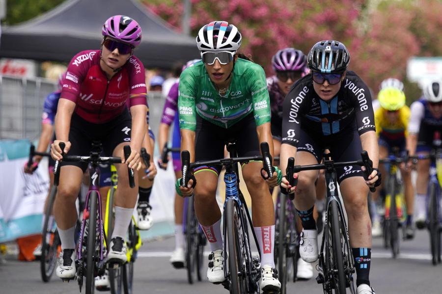 Vittoria in volata per l'azzurra Elisa Balsamo (Trek-Segafredo) nella seconda tappa del Giro Donne, 01 luglio 2022. Negli ultimi metri della corsa di 106,6 km da Villasimius a Tortolì (Nuoro), la piemontese ha trovato lo spunto vincente sul gruppone sfilando la maglia rosa a Kristen Faulkner (Usa), prima ieri nella cronometro del Poetto di Cagliari. L'olandese Marianne Vos, che contava imporsi, ha visto l'italiana spuntarla di un soffio, anche se l'ufficialità è arrivata solo col fotofinish. Un buon avvio di Giro per la campionessa iridata: nella crono a Cagliari era arrivata terza contenendo lo strapotere della Faulkner. In classifica ha ora 4'' di vantaggio sulla statunitense e 12'' sulla Vos, che è quinta con un secondo di vantaggio su Elisa Longo Borghini.
ANSA/ UFFICIO STAMPA/ Massimo Fulgenzi/ PMG Sport
+++ ANSA PROVIDES ACCESS TO THIS HANDOUT PHOTO TO BE USED SOLELY TO ILLUSTRATE NEWS REPORTING OR COMMENTARY ON THE FACTS OR EVENTS DEPICTED IN THIS IMAGE; NO ARCHIVING; NO LICENSING +++