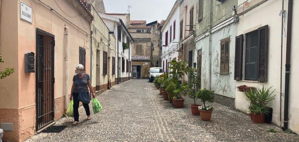 Sassari, donna aggredita e derubata sotto casa: «Ora abbiamo paura di uscire» 