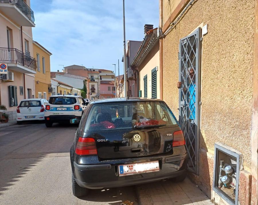 Olbia, prigioniero in casa per colpa di un’auto in sosta selvaggia