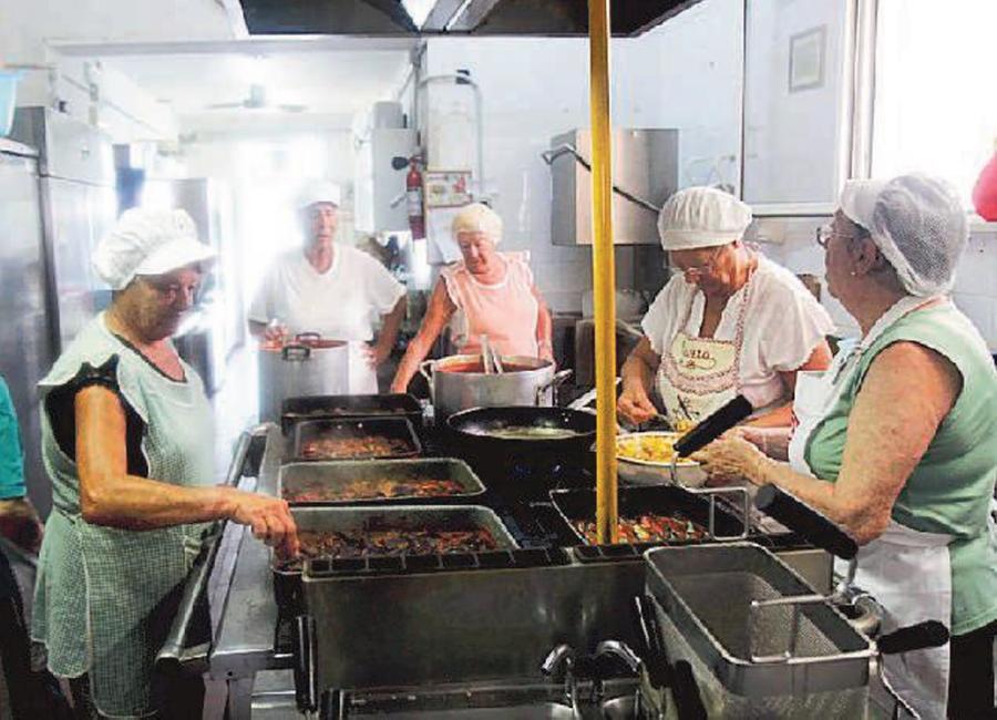 
	Volontari impegnati in cucina durante un'edizione della sagra della cozza&nbsp;

