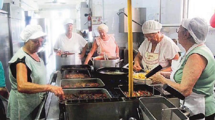 
	Volontari impegnati in cucina durante un&#39;edizione della sagra della cozza&nbsp;

