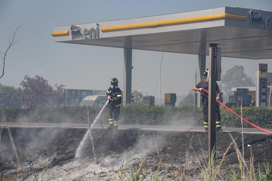
	Vigili del fuoco al lavoro nella zona dell'incendio a Grosseto&nbsp;

