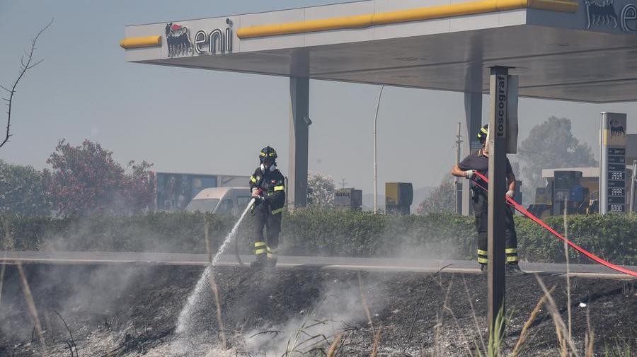 
	Vigili del fuoco al lavoro nella zona dell&#39;incendio a Grosseto&nbsp;

