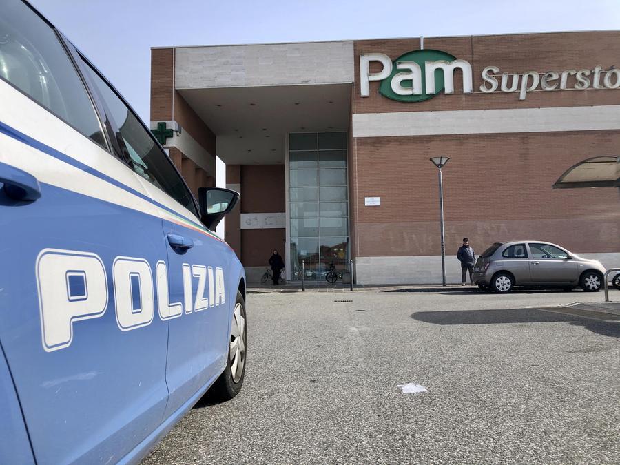 
	La polizia in piazza Saragat

