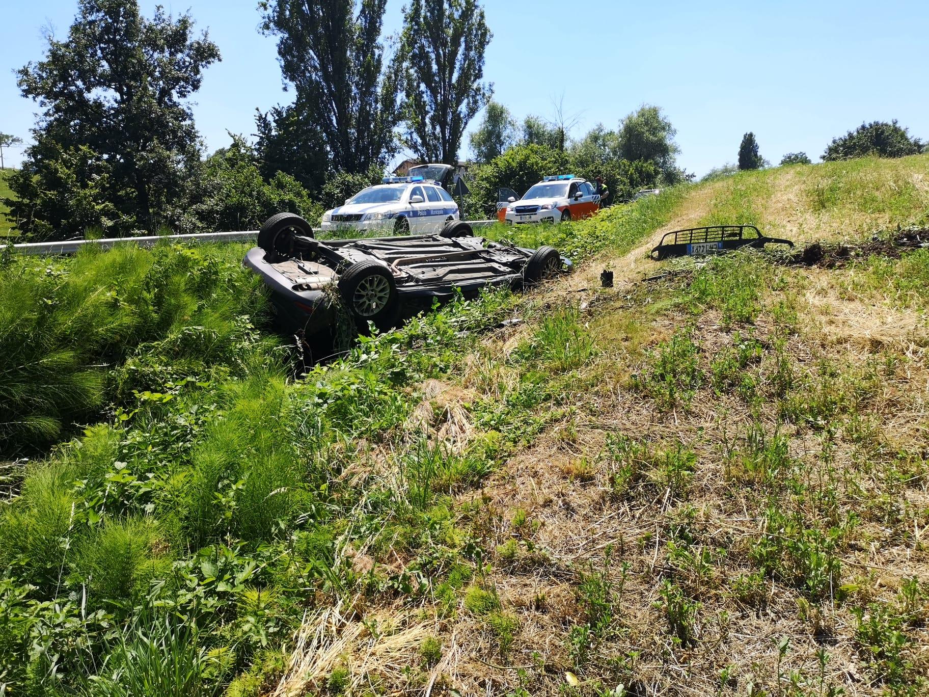 Sbanda sull’Estense a Serramazzoni e si cappotta: 50enne a Baggiovara