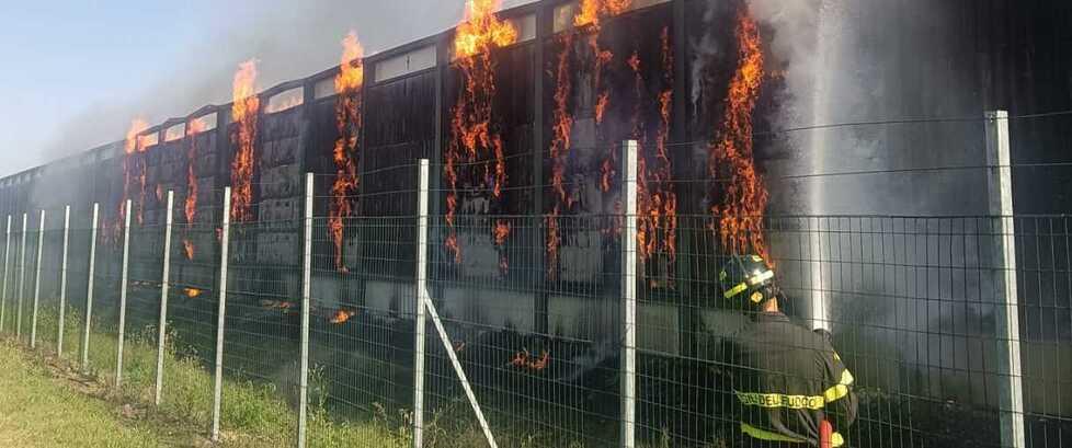 San Cesario Prende fuoco il borsone di una moto Si incendia la barriera dell’autostrada