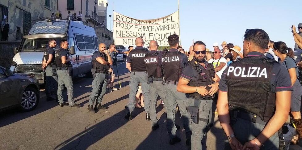La manifestazione dei cittadini di Piombino durante il consiglio comunale di venerdì 1 luglio (Foto Barlettani)