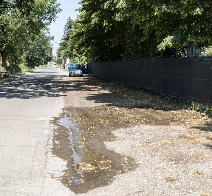 Modena L’acqua scarseggia ma non in strada Barchetta: da una settimana c’è una perdita che sgorga 