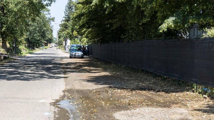 Modena L’acqua scarseggia ma non in strada Barchetta: da una settimana c’è una perdita che sgorga 