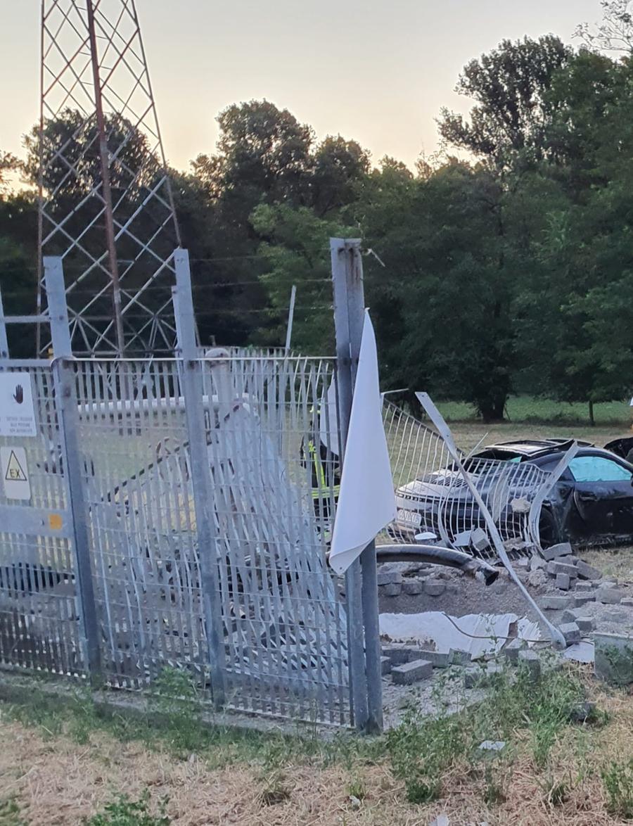 La Veggia, modenese si schianta con la Porsche contro cabina del metano e provoca grossa fuoriuscita di gas