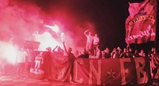 Tifosi con razzi e fumogeni sulla Terrazza: un uomo li affronta e scatta la maxi rissa al concerto