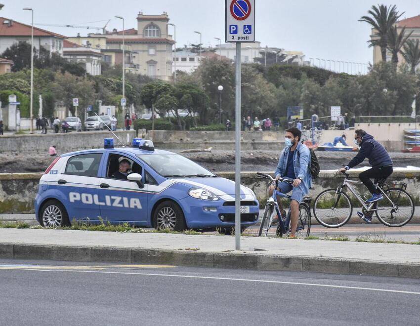 Derubato del Rolex da 30.000 euro alla Rotonda: «Passeggiavo e una donna mi ha abbracciato...» 