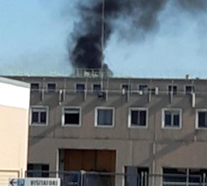 Proteste nel carcere di Modena, dove decine di detenuti sono saliti sui muri, e in alcuni casi bruciando materassi, chiedendo provvedimenti contro il rischio dei contagi dal Coronavirus all'interno della struttura, 8 marzo 2020.
ANSA/ SINDACATO AUTONOMO DI POLIZIA PENITENZIARIA
+++ ANSA PROVIDES ACCESS TO THIS HANDOUT PHOTO TO BE USED SOLELY TO ILLUSTRATE NEWS REPORTING OR COMMENTARY ON THE FACTS OR EVENTS DEPICTED IN THIS IMAGE; NO ARCHIVING; NO LICENSING +++