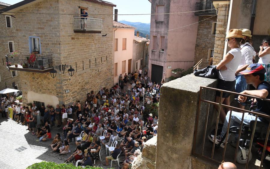La verità e le bugie di Leavitt incantano la platea di Gavoi