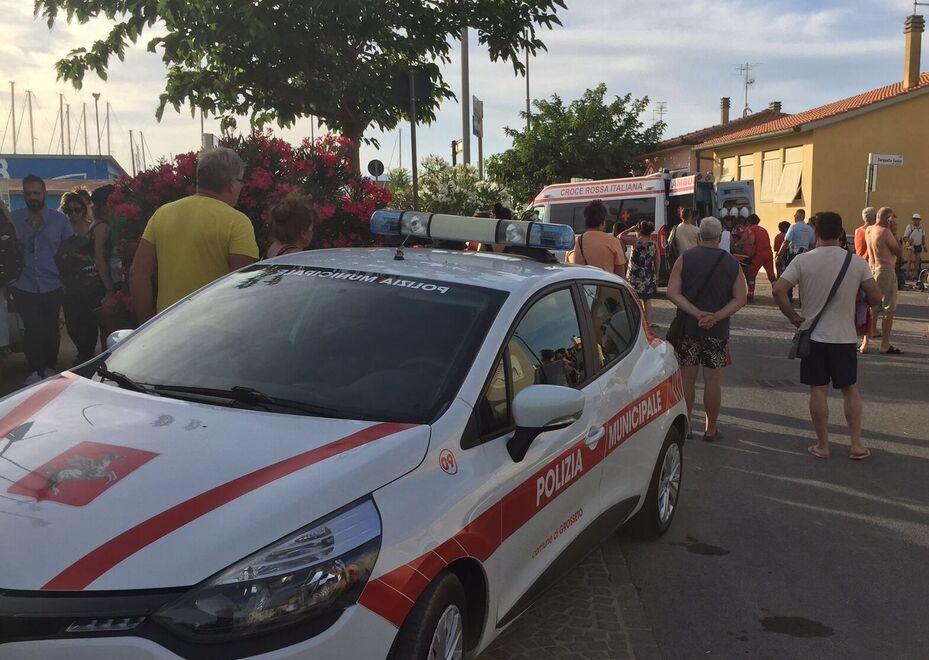 Aggredito in spiaggia durante una partita di calcio: grave 17enne