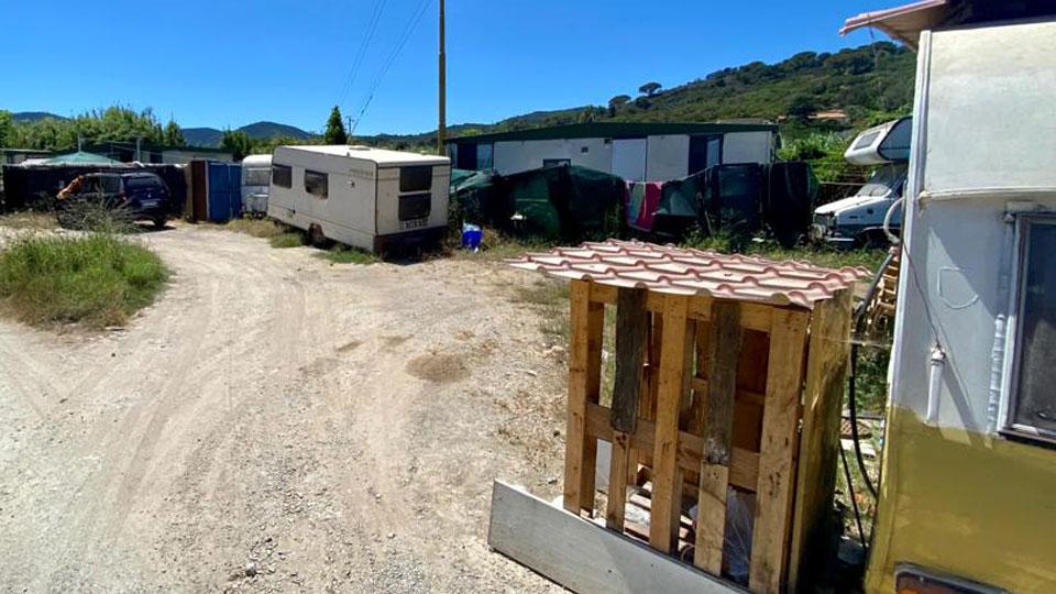 Trovata morta in una baracca, il marito si difende: «L'ho soccorsa e lasciata in bagno» 