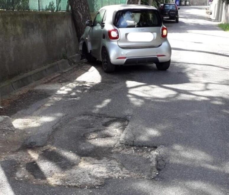 Rosignano, fa causa al Comune per la buca: «Mi ha distrutto l’auto nuova» 