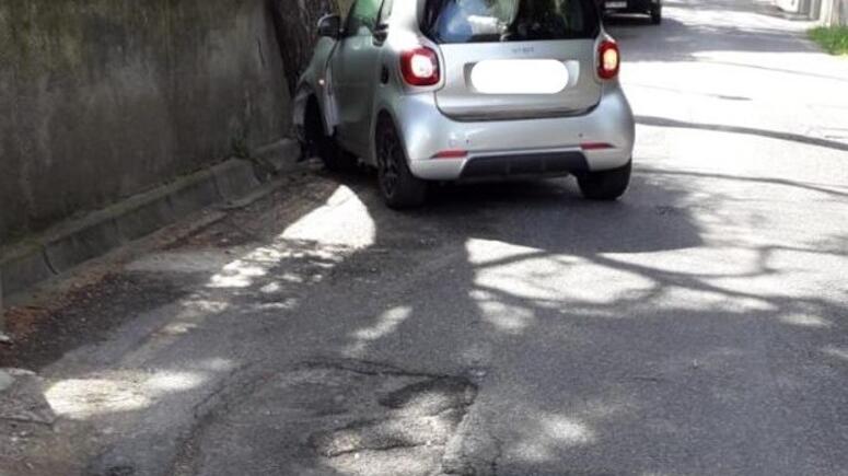 Rosignano, fa causa al Comune per la buca: «Mi ha distrutto l’auto nuova» 