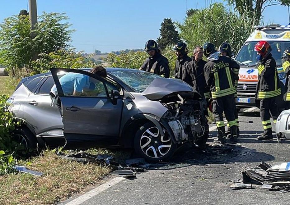 Scontro fra due auto, quattro feriti Coinvolto un ciclista: è gravissimo
