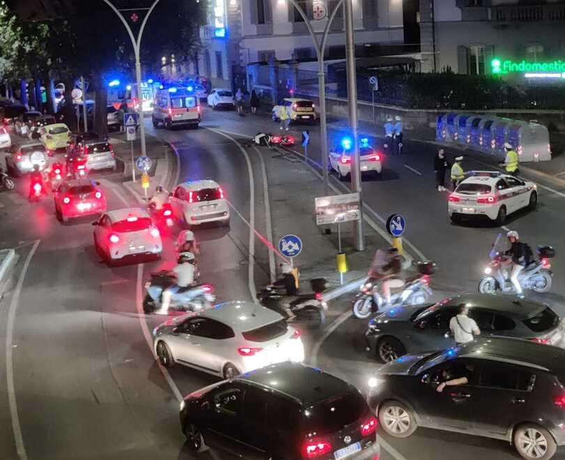 Nottata di incidenti in città Gravissima una studentessa