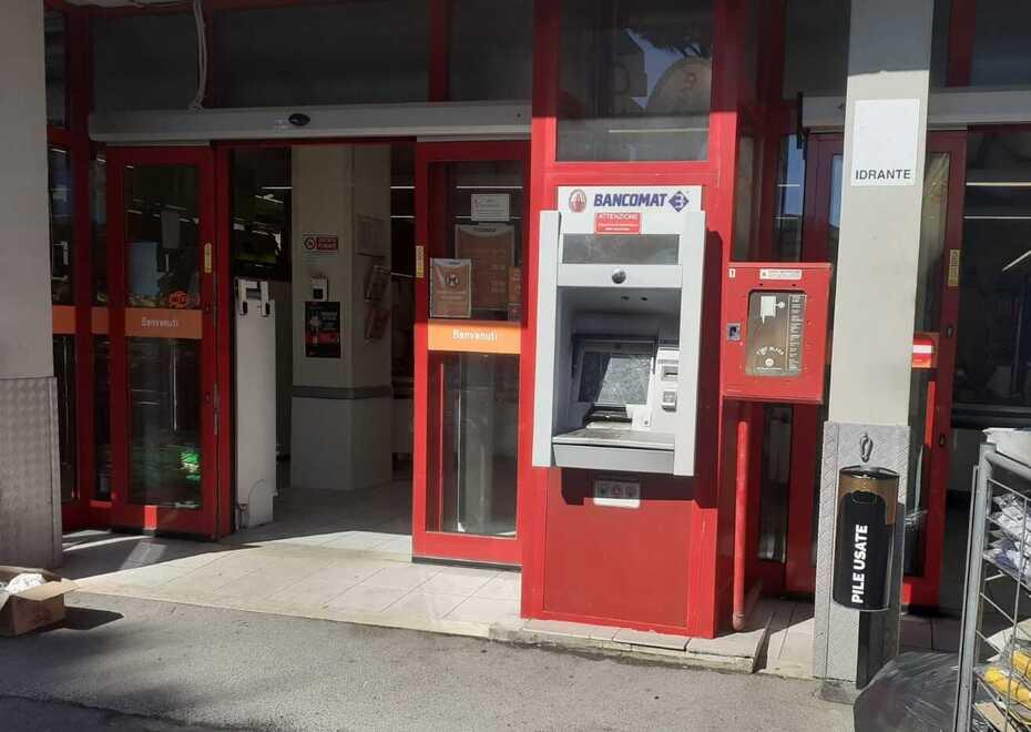 Viareggio, fanno saltare in aria il bancomat: banditi in fuga con migliaia di euro