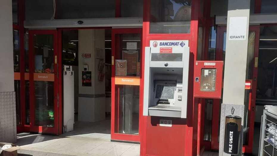 Viareggio, fanno saltare in aria il bancomat: banditi in fuga con migliaia di euro