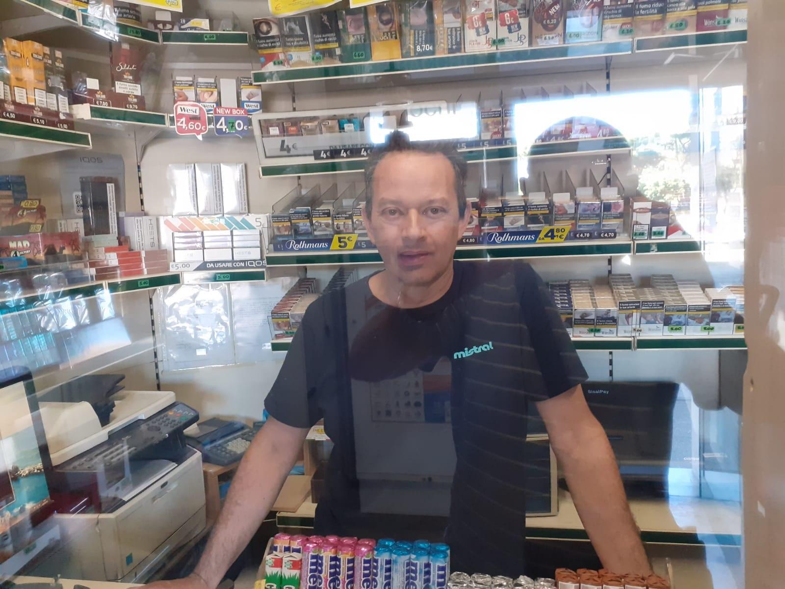 Viareggio, faccia a faccia con il rapinatore: «Scontro a bastonate poi la fuga»