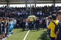L’ultima prodezza di Lorenzo L’addio unisce la comunità