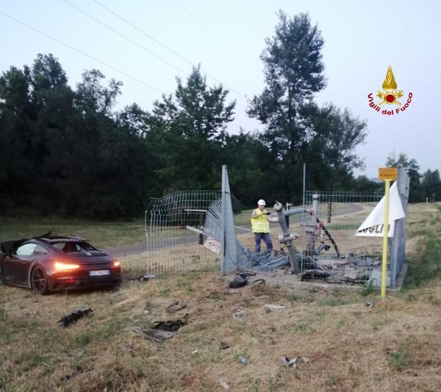 Porsche contro metanodotto: residenti svegliati dal forte odore di gas