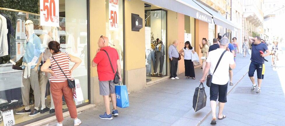 Saldi partiti in anticipo, la data non piace a tutti