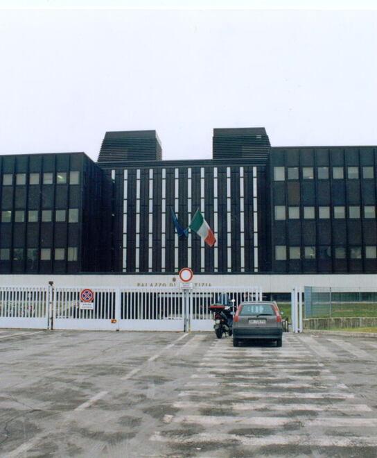 Adescò una tredicenne, ora lei lo cita per danni