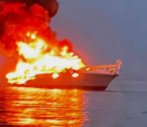 Momenti di paura ad Alghero, imbarcazione in fiamme davanti al Lido