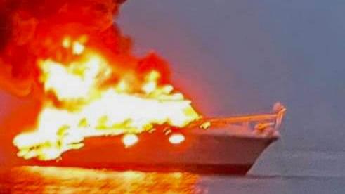 Momenti di paura ad Alghero, imbarcazione in fiamme davanti al Lido
