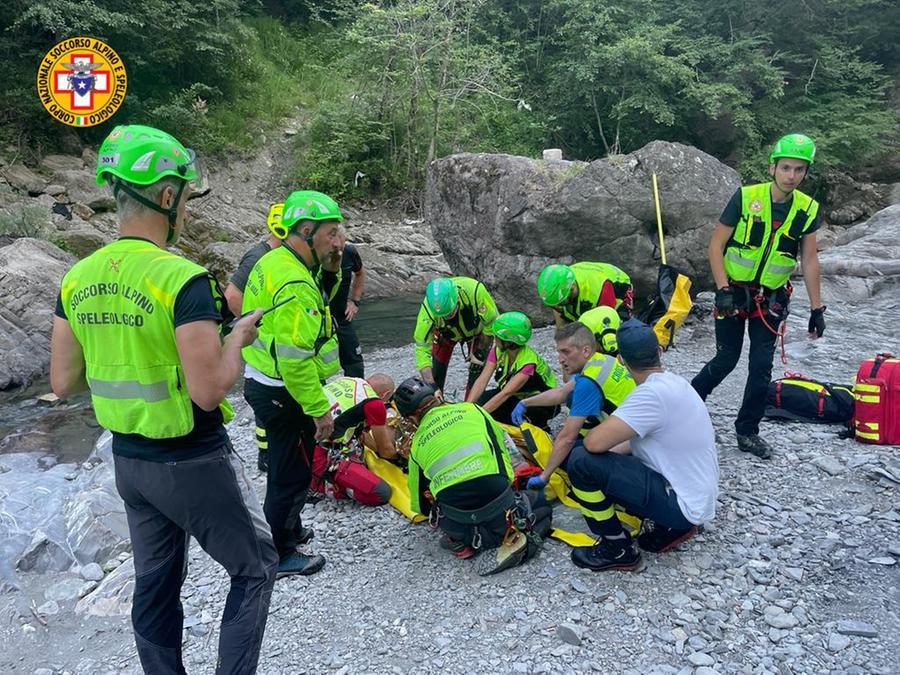 Si tuffa alle cascate del Golfarone, è grave