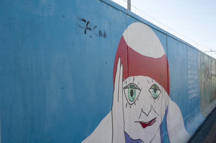 
	Uno degli sfregi alle opere d'arte che omaggiano le vittime della strage di Viareggio (Foto Giacomo Mozzi)

