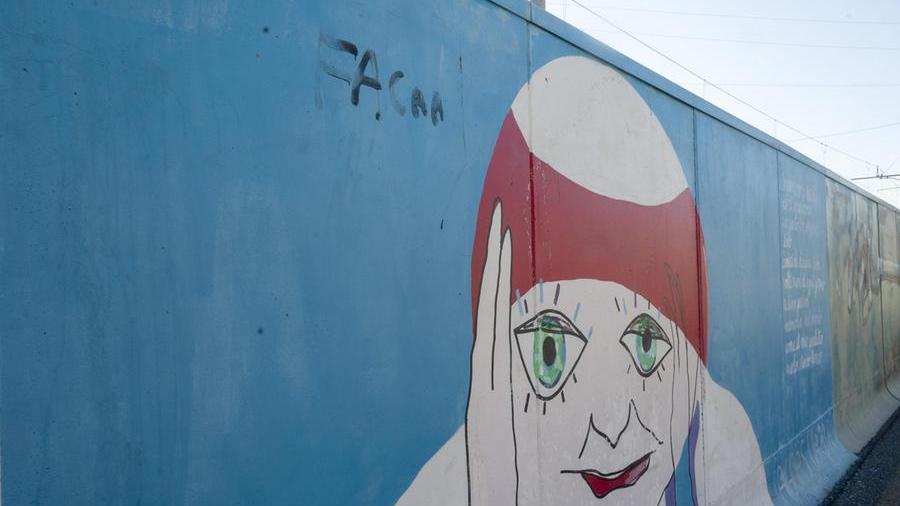 Uno degli sfregi alle opere d'arte che omaggiano le vittime della strage di Viareggio (Foto Giacomo Mozzi)