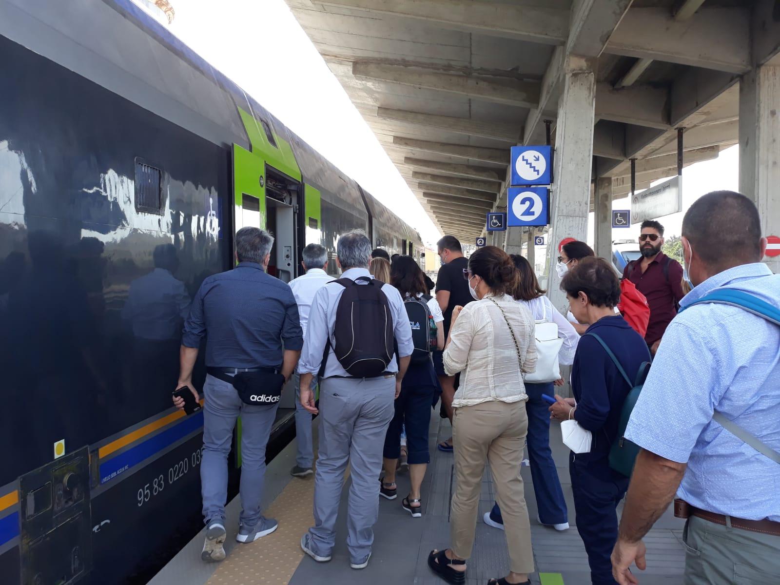 Binari surriscaldati, la rete ferroviaria va in tilt 