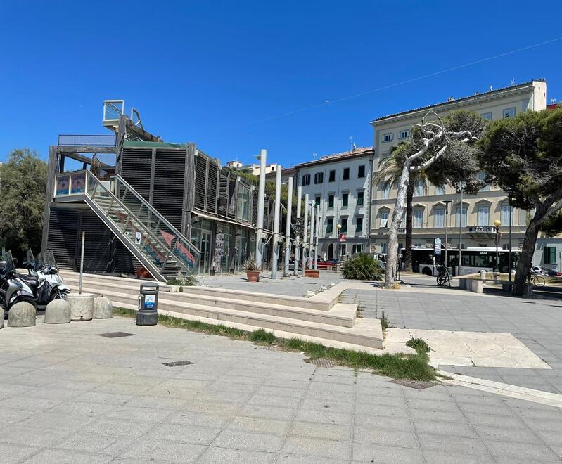 L’ex baracchina all’altezza dell’acquario, chiusa e abbandonata da tempo